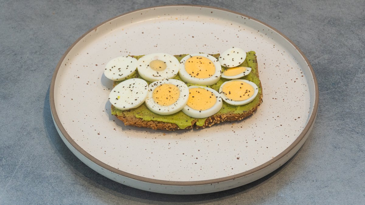 Προζυμένιο ψωμί με mousse avocado, αυγό βραστό & σπόρους chia